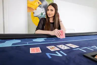 Poker med Höga Insatser Bella Young