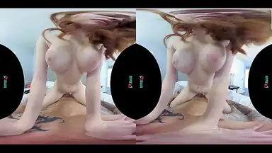 Vrhush rödhåriga Scarlett Snow rider en stor kuk i VR