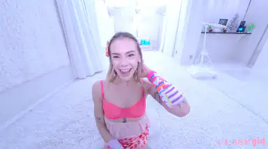 Het blond tonåring strippar för dig i den vita studion 2