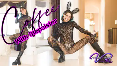 Styvsyster retar topless med fötterna