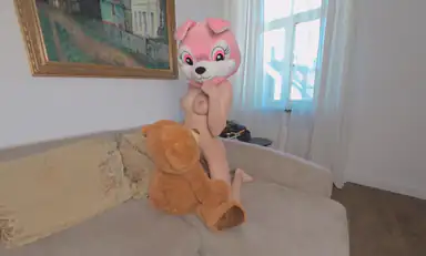 Jessica Rabbit knetar mot en teddybjörn i vardagsrummet