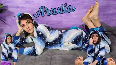 Fantastiska Aradia i huvtröja-pyjama och violetta tofflor