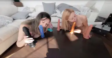 Dildo-gangbang på bordet med Josie och Bleika som delar på 6 kukar, suger och knullar alla