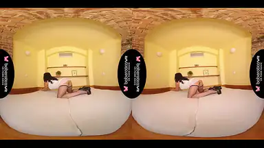 Solo-brunetten Lucia Denvile onanerar i VR