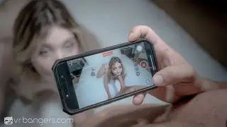 VR Bangers: Tonårsblondin i underkläder onanerar, djupt suger och knullar i en hemmavideo