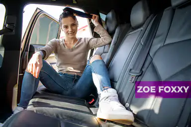 Zoe Foxxy Brunett tonåring knullar i baksätet