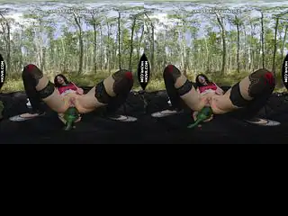 VR180 Hotkinkyjo tar stor grön flaska i röven, anal gape & prolaps i björkskogen