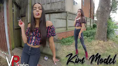 Röker i mörka jeans
