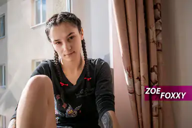 Zoe Foxxy tonårig exhibitionist tar enorm kuk vid hotellfönstret