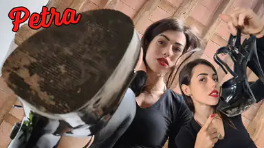 Petra vill att slaven ska slicka de smutsiga sulorna av hennes stilettos