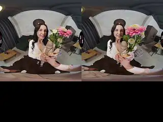 Blommor och en dildo får Vitoria VonTeese att ta styvsonens kuk i rumpen — VirtualTaboo