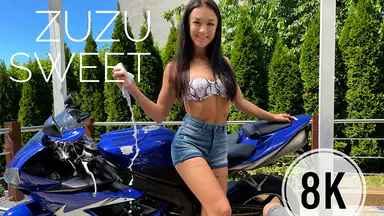 Zuzu tvättar din motorcykel och tar hand om din kuk