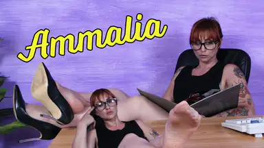 Närbild av Sexiga Ammalias Fötter i Genomskinliga Nylonstrumpbyxor