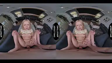 VR POV på nära håll: smala blondinen Coco Lovelock går in i vilt raseriläge för din stora kuk
