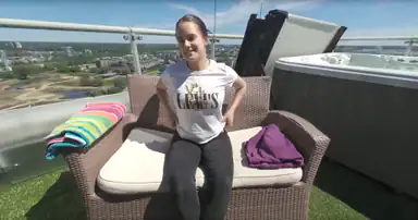 Solig eftermiddag - Dildomasturbation på taket med collegatjej Rosanna