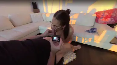 Snygg tonåring Rosalina blowjob lycklige kamerakillen tuttjobb suger slickar sperma på tuttarna