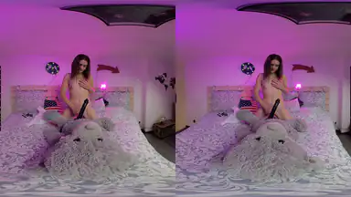 Hetaste tonårsflickan Matty rider strapon-dildo på gosedjur