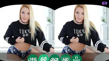 Knappast legal blondin visar sin rosa fitta
