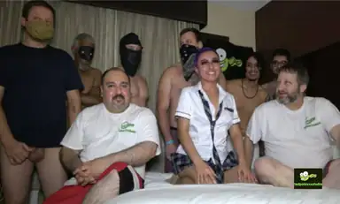 Skolflickan Amanda Angel gangbang del 1 av 3