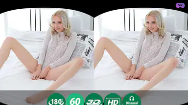 Mild blondin visar sin passionerade sida