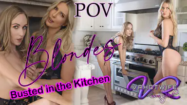 Två blondiner i köket