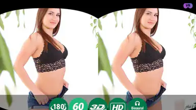 Ångande solo av het, bystig tjej i tajta shorts