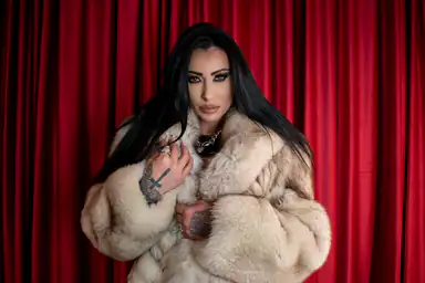 Mistress Kennya på bar gärning – straff för onanerare