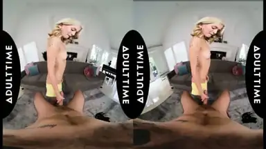 UP CLOSE VR Smakfullt tatuerad skönhet Emma Rosie hoppar på den här hårda kukken POV
