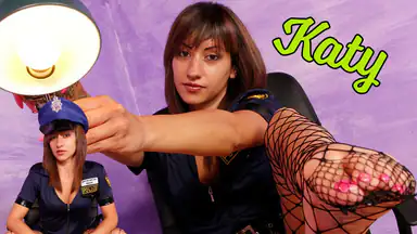 Sexig polis Katia Casadei visar upp sina fisknätstrumpade fötter
