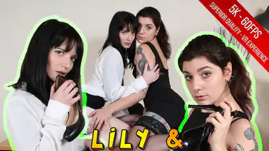 Sensuella Lauretta och Lily tar av sig kläderna och strumpbyxorna