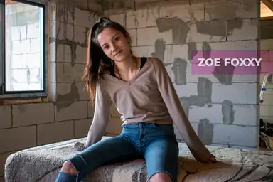 Zoe Foxxy Snabb Knullning i en Övergiven Byggnad