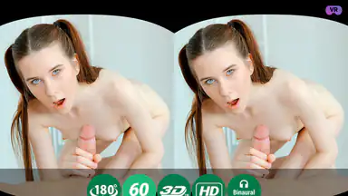 Dubbel blowjob av en söt tjej i VR
