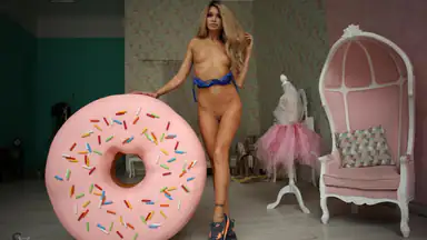 Blond skönhet dansar och strippar – Lilyq