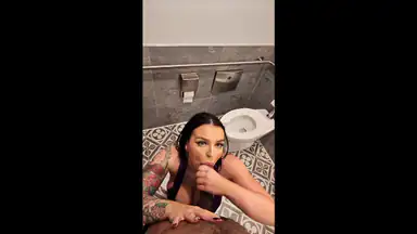 MILF BLOWJOB PÅ OFFENTLIG TOA - Nick Marxx - Payton Preslee - POV VIRTUAL REALITY-UPPLEVELSE