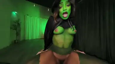 Rhae Woods som Elphaba kastar en förhäxning på dig, särskilt för att göra dig hård nog för alla attacker